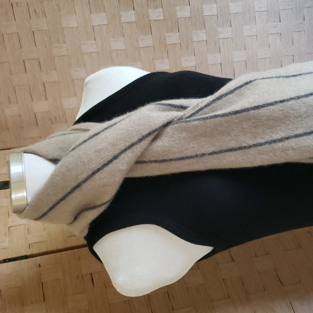 Amicale Cashmere Scarf - Picture 4 of 6